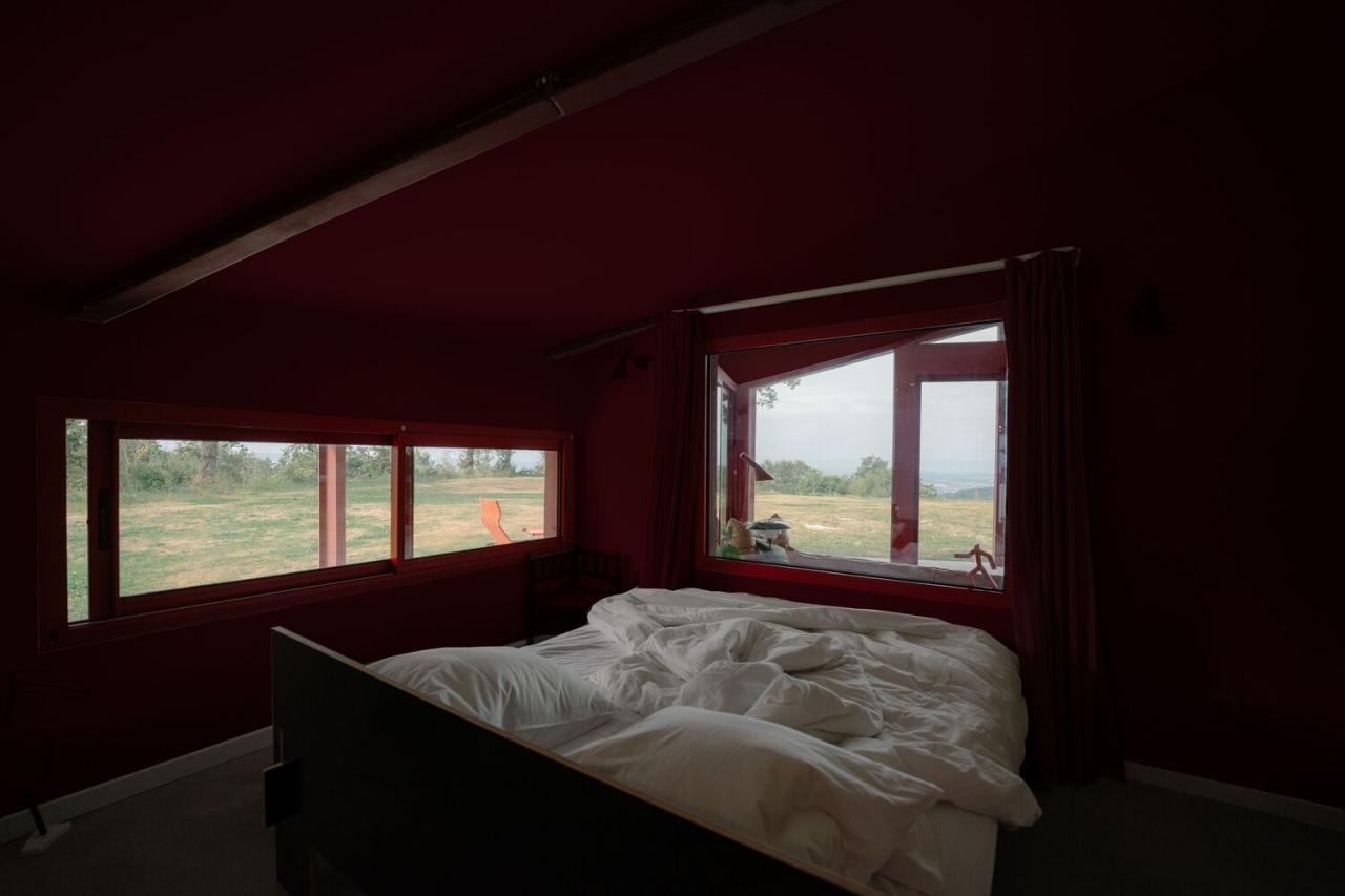 隐藏在葱郁壮丽环境中的红色宝石宁静的度假屋设计 隐藏在葱郁壮丽环境中的红色宝石宁静的度假屋设计