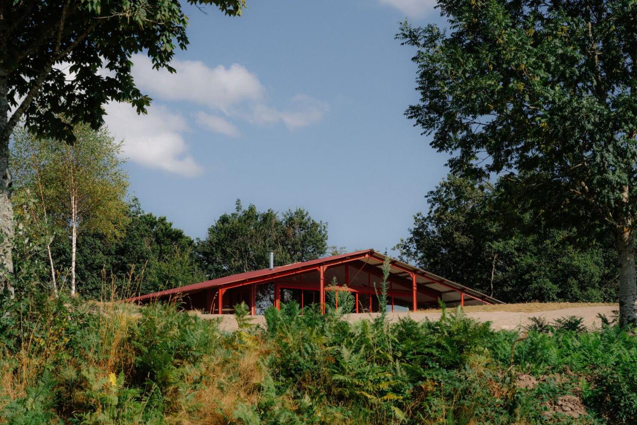 隐藏在葱郁壮丽环境中的红色宝石宁静的度假屋设计 隐藏在葱郁壮丽环境中的红色宝石宁静的度假屋设计