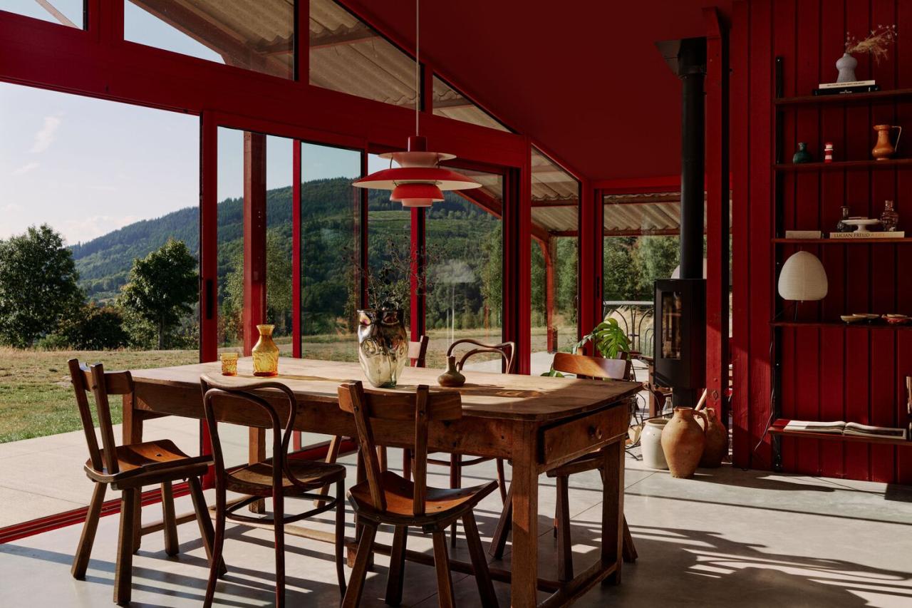 隐藏在葱郁壮丽环境中的红色宝石宁静的度假屋设计 隐藏在葱郁壮丽环境中的红色宝石宁静的度假屋设计