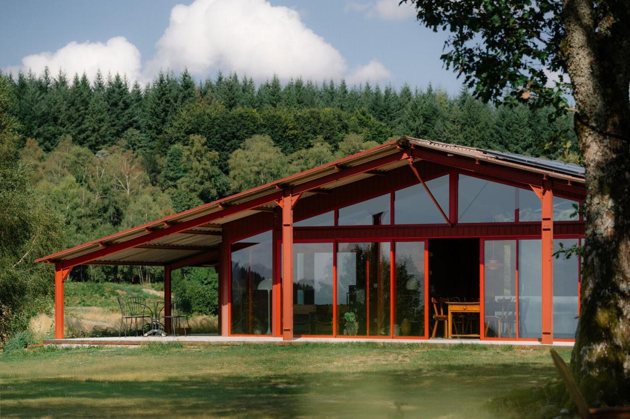 隐藏在葱郁壮丽环境中的红色宝石宁静的度假屋设计 隐藏在葱郁壮丽环境中的红色宝石宁静的度假屋设计