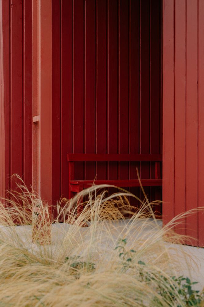 隐藏在葱郁壮丽环境中的红色宝石宁静的度假屋设计 隐藏在葱郁壮丽环境中的红色宝石宁静的度假屋设计