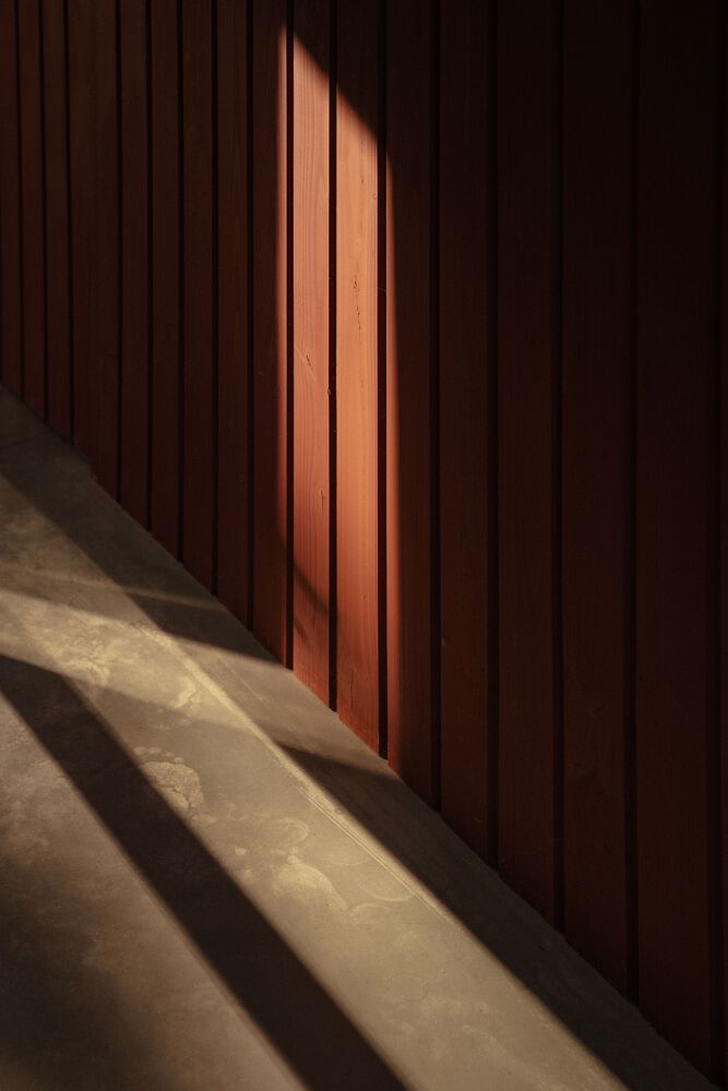 隐藏在葱郁壮丽环境中的红色宝石宁静的度假屋设计 隐藏在葱郁壮丽环境中的红色宝石宁静的度假屋设计