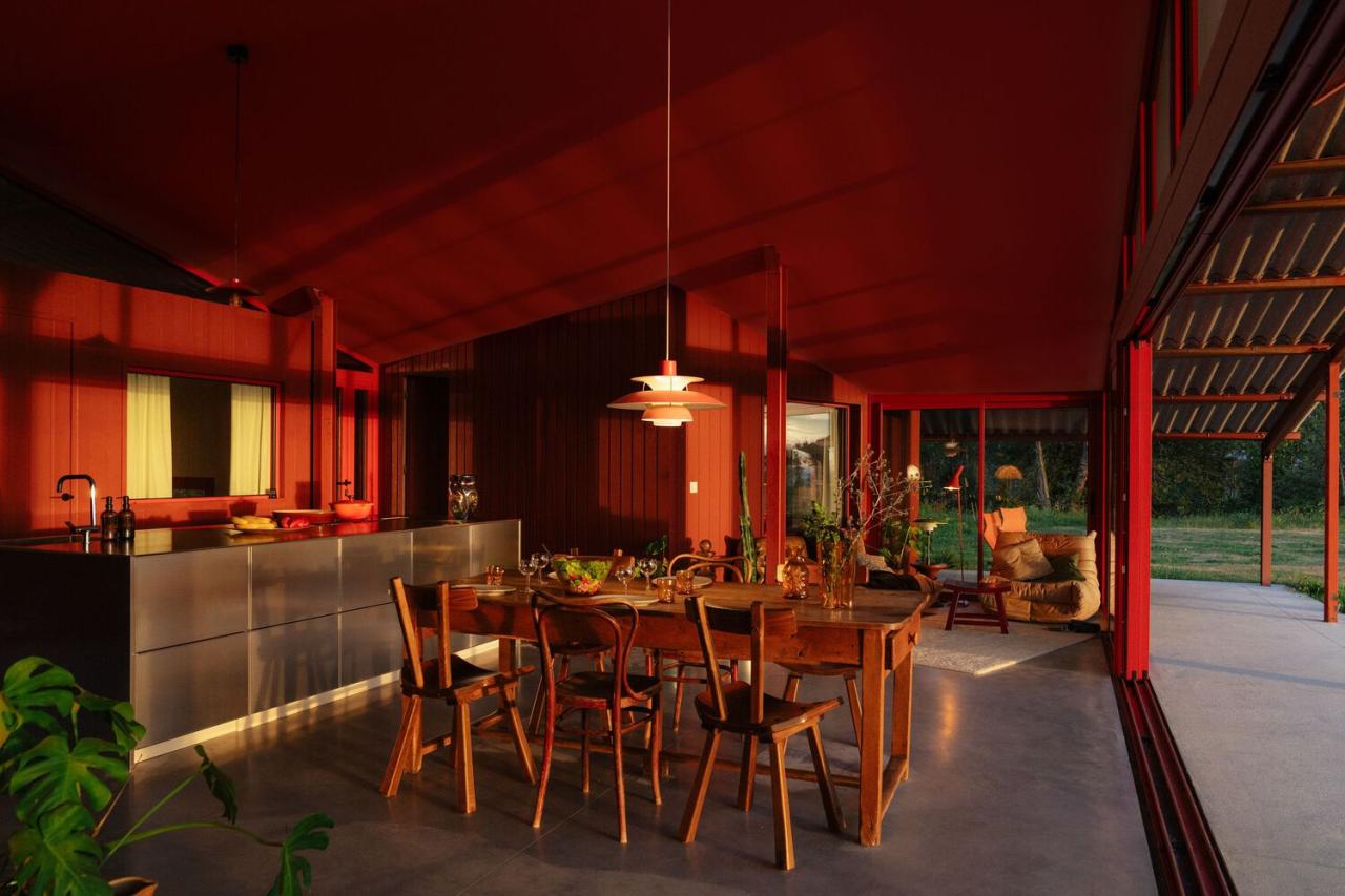 隐藏在葱郁壮丽环境中的红色宝石宁静的度假屋设计 隐藏在葱郁壮丽环境中的红色宝石宁静的度假屋设计