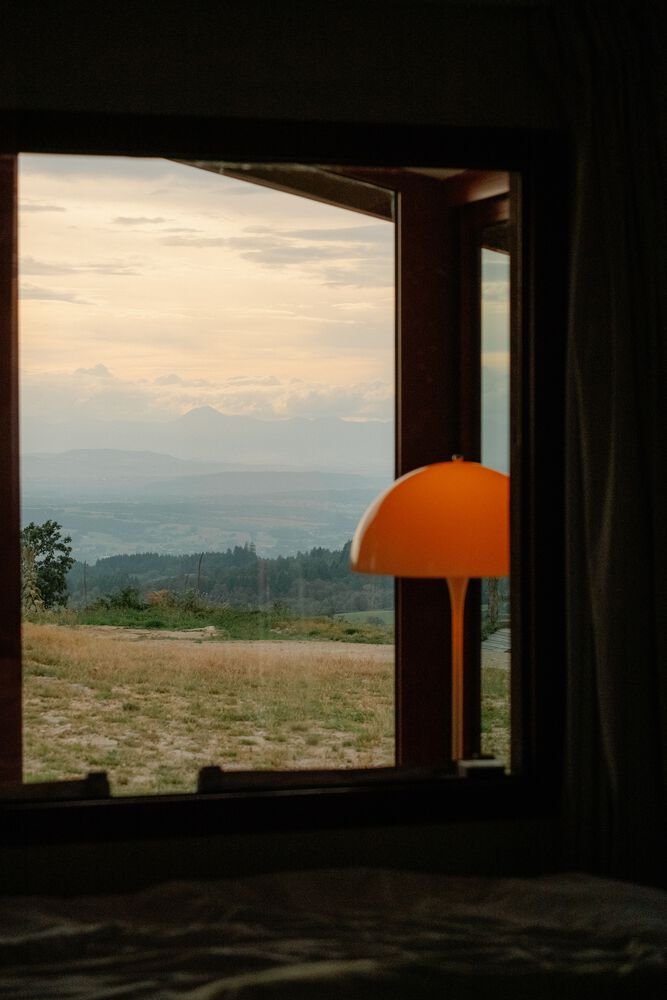 隐藏在葱郁壮丽环境中的红色宝石宁静的度假屋设计 隐藏在葱郁壮丽环境中的红色宝石宁静的度假屋设计