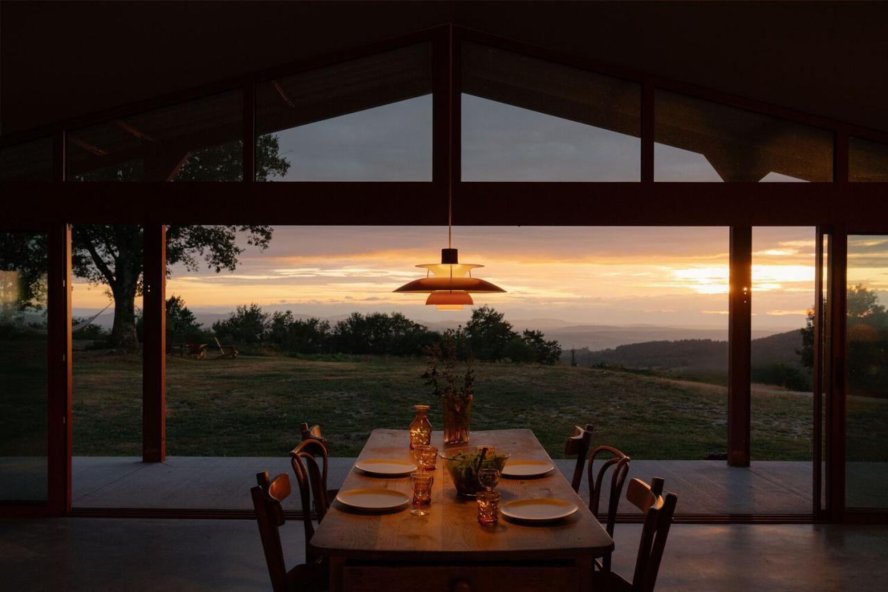 隐藏在葱郁壮丽环境中的红色宝石宁静的度假屋设计 隐藏在葱郁壮丽环境中的红色宝石宁静的度假屋设计