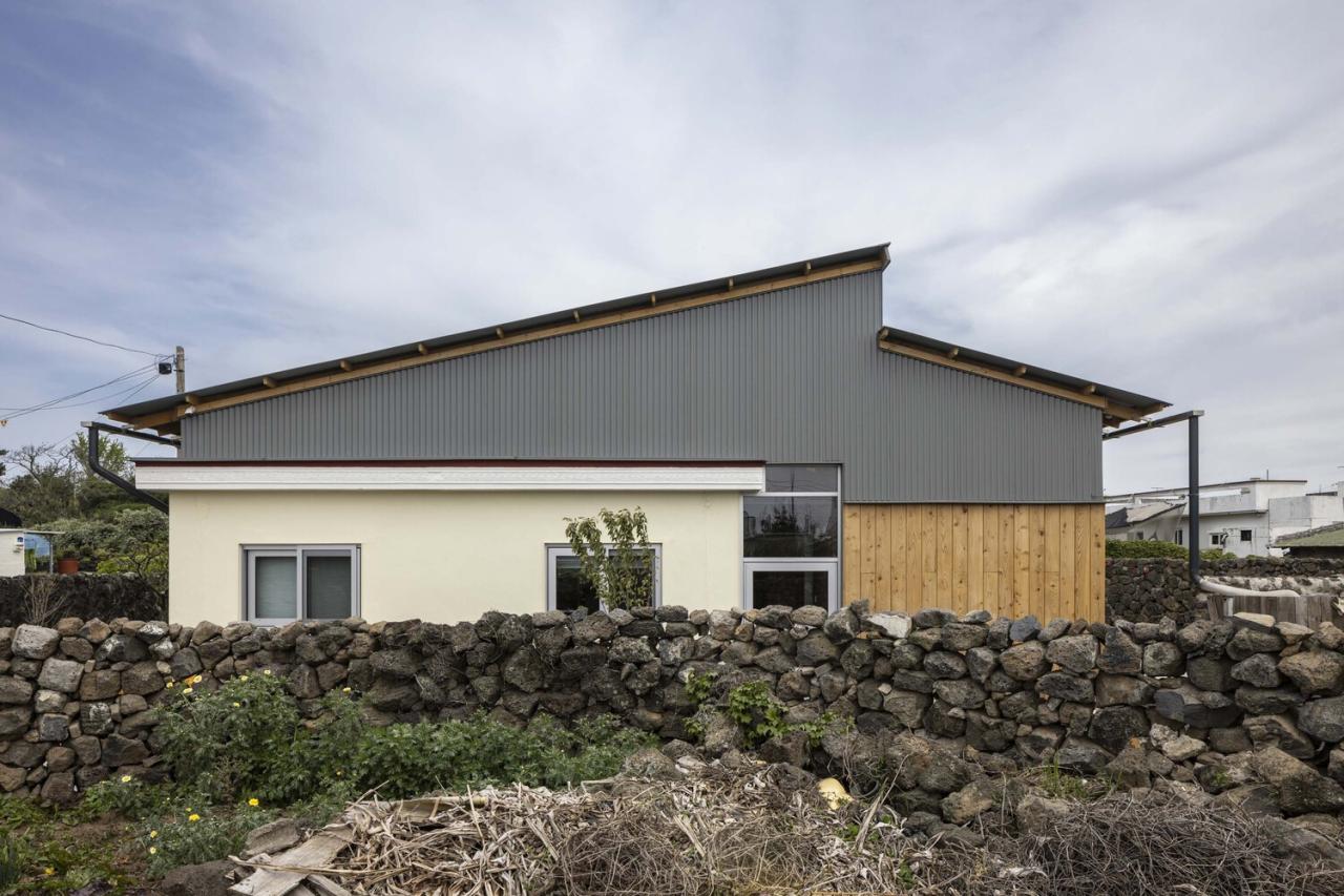 济州岛老房的新生新旧结构交织续写传统居住记忆的住宅设计 济州岛老房的新生新旧结构交织续写传统居住记忆的住宅设计