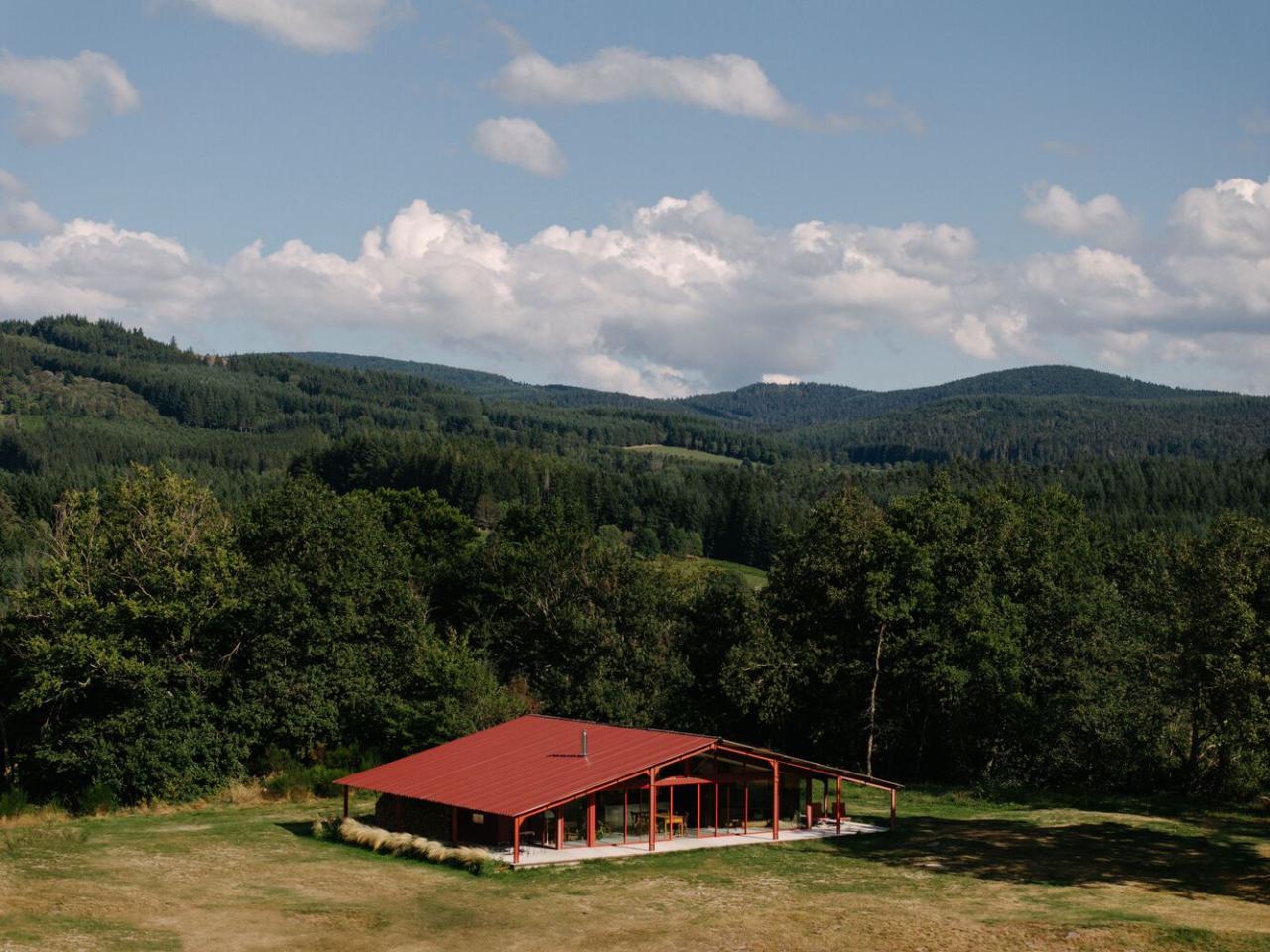 隐藏在葱郁壮丽环境中的红色宝石宁静的度假屋设计 隐藏在葱郁壮丽环境中的红色宝石宁静的度假屋设计