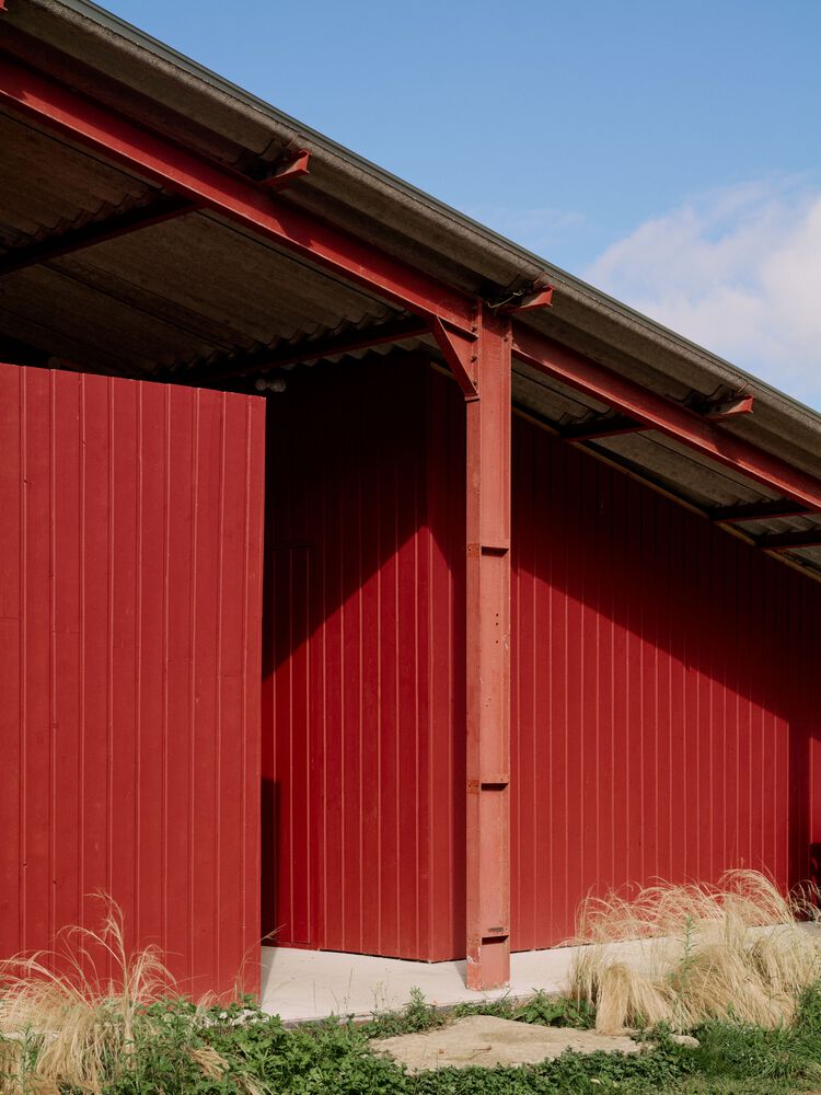 隐藏在葱郁壮丽环境中的红色宝石宁静的度假屋设计 隐藏在葱郁壮丽环境中的红色宝石宁静的度假屋设计