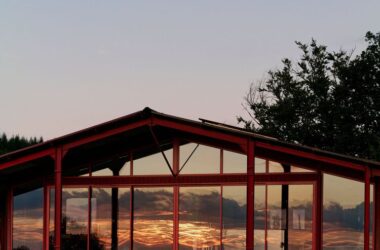 隐藏在葱郁壮丽环境中的红色宝石宁静的度假屋设计-BIM建筑网