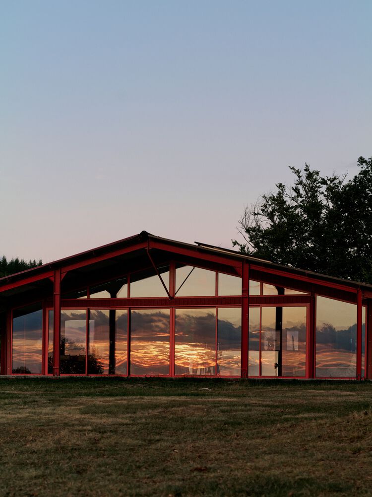 隐藏在葱郁壮丽环境中的红色宝石宁静的度假屋设计 隐藏在葱郁壮丽环境中的红色宝石宁静的度假屋设计