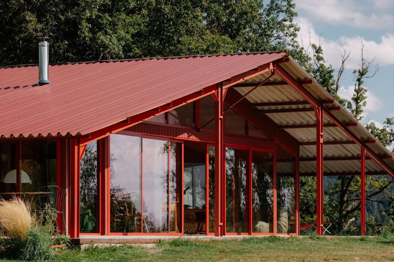 隐藏在葱郁壮丽环境中的红色宝石宁静的度假屋设计 隐藏在葱郁壮丽环境中的红色宝石宁静的度假屋设计