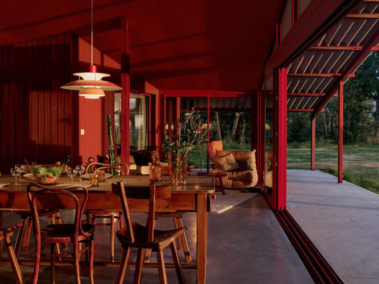 隐藏在葱郁壮丽环境中的红色宝石宁静的度假屋设计 隐藏在葱郁壮丽环境中的红色宝石宁静的度假屋设计