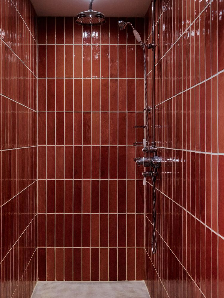 隐藏在葱郁壮丽环境中的红色宝石宁静的度假屋设计 隐藏在葱郁壮丽环境中的红色宝石宁静的度假屋设计