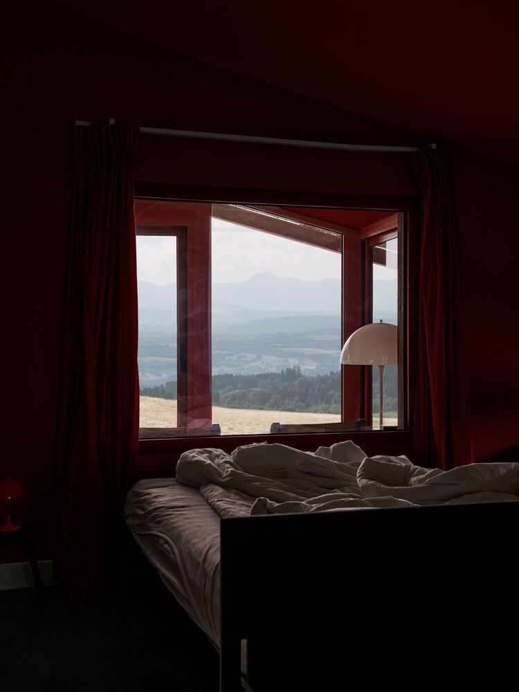 隐藏在葱郁壮丽环境中的红色宝石宁静的度假屋设计 隐藏在葱郁壮丽环境中的红色宝石宁静的度假屋设计