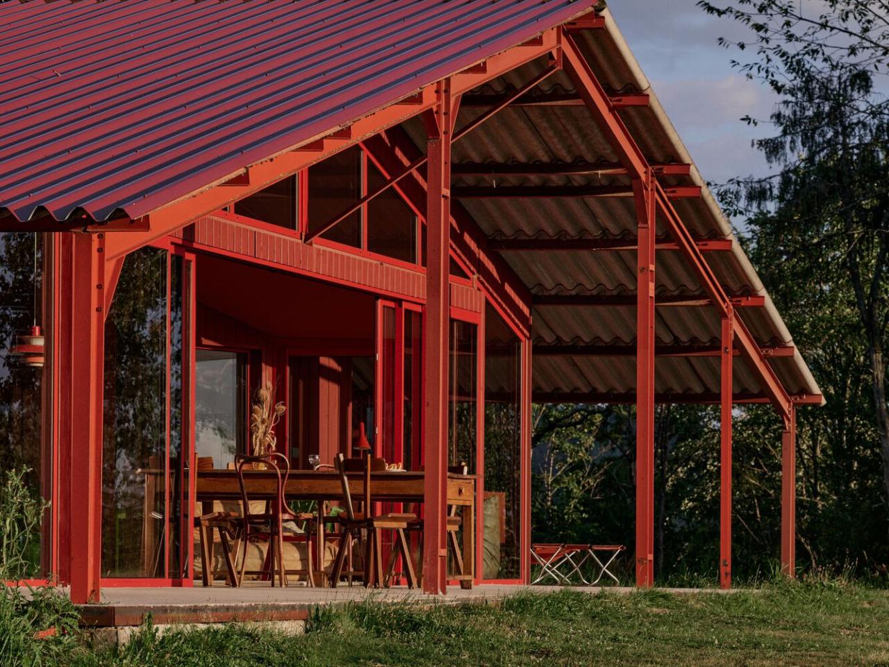 隐藏在葱郁壮丽环境中的红色宝石宁静的度假屋设计 隐藏在葱郁壮丽环境中的红色宝石宁静的度假屋设计