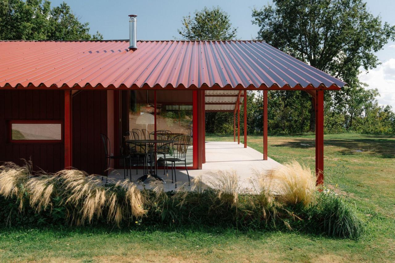 隐藏在葱郁壮丽环境中的红色宝石宁静的度假屋设计 隐藏在葱郁壮丽环境中的红色宝石宁静的度假屋设计