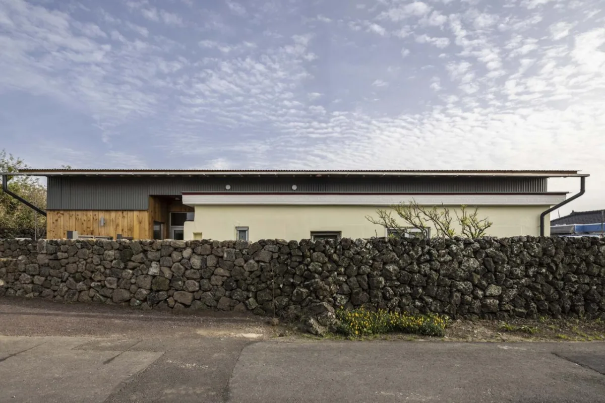 济州岛老房的新生新旧结构交织续写传统居住记忆的住宅设计