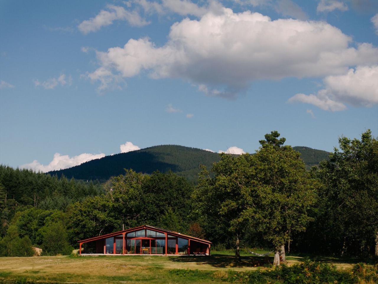 隐藏在葱郁壮丽环境中的红色宝石宁静的度假屋设计 隐藏在葱郁壮丽环境中的红色宝石宁静的度假屋设计